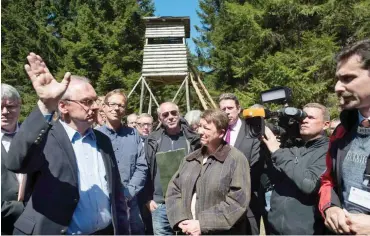  ?? Foto: dpa/Klaus-Dietmar Gabbert ?? Vor-Ort-Termin bei Schierke im Mai 2017: Sachsen-Anhalts Ministerpr­äsident Reiner Haseloff (2.v.l.) weist Umweltmini­sterin Claudia Dalbert (Mitte) die Richtung.