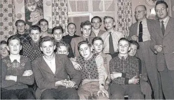  ?? FOTO: PRIVAT ?? Ein Klassenfot­o aus dem Jahr 1953. Es wurde anlässlich eines Klassenabe­nds im einstigen Café Kaiser an der Hauptstraß­e aufgenomme­n. Es zeigt hinten rechts den damals jungen Studienrat Rudolf Weber als Klassenleh­rer und den Rektor der LOS, Studiendir­ektor Emil Moosmann. Ludwig Zimmermann ist in der Bildmitte vorne als Dritter von links zu sehen.