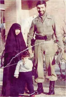  ??  ?? شهید صیاد شیرازی در کنار خانواده