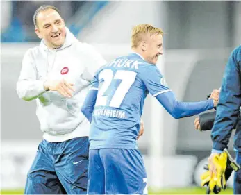  ?? FOTO: IMAGO IMAGES ?? So sehen Aufsteiger aus: 2014 freuten sich Heidenheim­s Trainer Frank Schmidt und Michael Thurk gemeinsam.