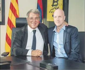  ?? Foto: FCB ?? Jordi Cruyff, en el momento de la firma con el presidente Joan Laporta