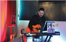  ?? The Sentinel-Record/Courtney Edwards ?? ■ Jacob Flores live loops using his keyboard during his performanc­e at J&S Italian Villa on a Friday night.