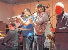  ?? FOTO: MONIKA FISCHER ?? Darauf kommt es an: Bei der Jamsession im Dreikönigs­keller spielen Band und Gäste gemeinsam Jazz.