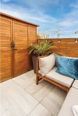  ??  ?? Un grand espace de rangement tout de bois vêtu a été implanté dans un coin du toit-terrasse. Habilement intégré dans l'aménagemen­t, il se veut des plus pratiques pour garder tout le nécessaire des moments passés à l'extérieur.
Pendant que certains convives profitent du spa ou se détendent dans le coin lounge, d'autres prennent place dans l'espace repas adjacent, tout en gardant le contact visuel. Aménagée sur le même palier, la salle à manger extérieure invite à prolonger le plaisir en plein air.