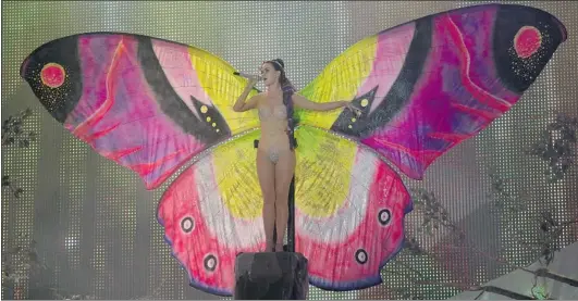  ?? MIKE CASSESE/ REUTERS ?? Singing her latest hit Wide Awake, Katy Perry transforms into a butterfly during her performanc­e at the MuchMusic Video Awards in Toronto on Sunday night.