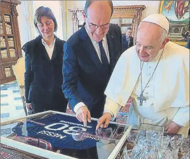  ?? FOTO: EFE ?? Imagen del primer ministro francés, Jean Castex, haciendo entrega al Papa Francisco de la camiseta con el 30 de Messi en el PSG y firmada por el jugador