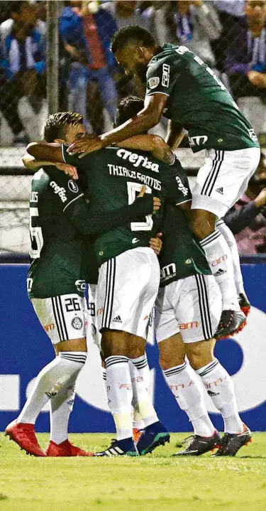  ?? Guadalupe Pardo/Reuters ?? Jogadores do Palmeiras comemoram o gol do atacante Willian, o primeiro da partida