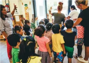  ?? FOTO STAD HASSELT ?? Het Huis van het Kind in Hasselt doet al aan taalstimul­ering bij kansarme kinderen. De ambassadeu­r moet bij elk gezin afzonderli­jk zoeken naar kansen voor de kinderen.