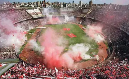 ?? Foto Reuters ?? V normalnih časih štadion Monumental, dom nogometaše­v moštva River Plate, pričara izjemno navijaško kuliso.
