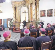  ??  ?? ► El Papa junto a los obispos chilenos en la Catedral Metropolit­ana.