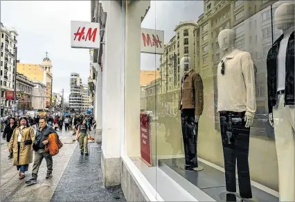  ?? EL PAÍS ?? Tienda. Fachada de la tienda H&M, cadena que se ha expandido a escala global, en la Gran Vía de Madrid.