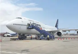  ??  ?? El Boeing 747-800 de la aerolínea alemana Lufthansa llegó al país procedente de Brasilia para repatriar a unos 360 europeos varados por la cancelació­n de los vuelos internacio­nales.