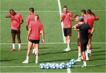  ??  ?? Light work: Real Madrid’s Gareth Bale (fourth from left) training with teammates in Valdebebas, Madrid, yesterday. — Reuters