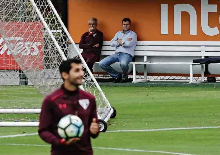  ?? Marcello Fim - 29.set.2017/Raw Image ?? Ao lado do técnico Dorival Júnior, Vinícius Pinotti (centro) enfrenta das fases mais complicada­s de seu time de coração