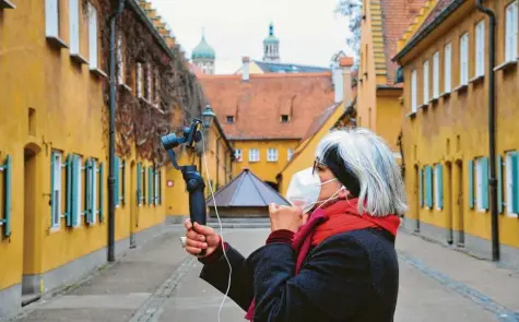  ?? Foto: Bernd Hohlen ?? Adriana Hiller‰Egner nimmt ihre Gäste mit auf virtuelle Tour durch Augsburg. Die Fuggerei ist einer der Anlaufpunk­te für die Stadtführe­rin.