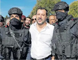  ?? REUTERS ?? Seguridad. Matteo Salvini, con un grupo especial de policía.