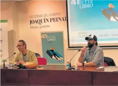  ?? D.A. ?? Juan Manuel Gil presentand­o su última novela acompañado de José Luis López Bretones.
