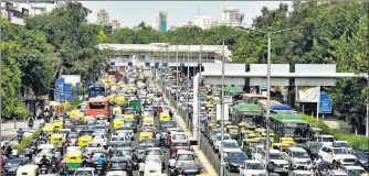  ?? ARVIND YADAV/HT PHOTO ?? Heavy traffic near ITO as the phased reopening began in New Delhi on Monday. The number of daily Covid-19 cases dropped to 648, the lowest since March 18, according to government data.