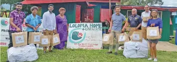  ??  ?? Adi Laite Kubunadaka­i (in purple dress) receives delivery from Solia Lesu by Marriott foundation.