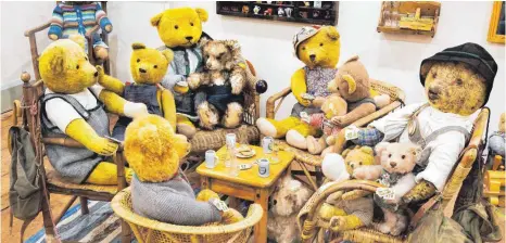  ?? FOTOS: ROLAND RASEMANN ?? Teddybären­runde am Stammtisch: Szenen wie diese kreiert die Sammlerin Ruthild Straub in ihrer Ausstellun­g. Aber auch „abgeliebte“Teddys, wie der unten im Bild, sind dort zu sehen.