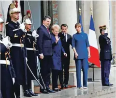  ??  ?? Francoski predsednik Emmanuel Macron z litovsko predsednic­o Dalio Grybauskai­tė (druga z leve) in estonsko predsednic­o Kersti Kaljulaid v Elizejski palači leta 2018