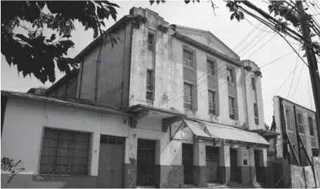  ??  ?? EN CALLE CAUPOLICÁN, en pleno centro de Los Ángeles, se ubica la Casa de la Cultura, la cual permanece inutilizab­le desde el terremoto del 27/F de 2010.