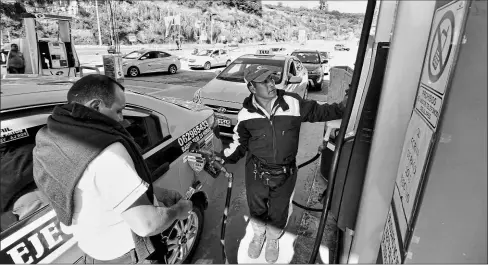  ?? Âlvaro Pineda / Para el Comercio ?? •
Un taxista se abastece en la gasolinera 11 de Abril, de Tulcán. Carchi impulsa un sistema para frenar el contraband­o.