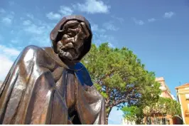  ??  ?? Statue de François Grimaldi dit « Malizia » (détail), devant le palais princier de Monaco.