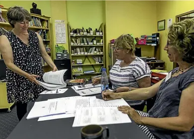  ?? DAVID UNWIN/STUFF ?? Speladd assessor Jess Lightbody, left, works with Kath Morse and Christine Peet as part of their training to work with children with learning difficulti­es.