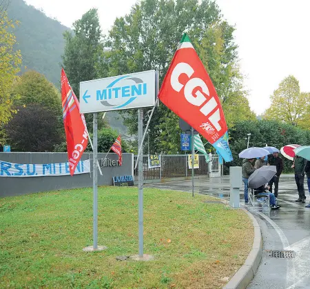  ??  ?? Sotto la pioggia Il presidio di ieri dei lavoratori Miteni (Parisotto)A sinistra, Federico Pellizzaro, delegato sindacale