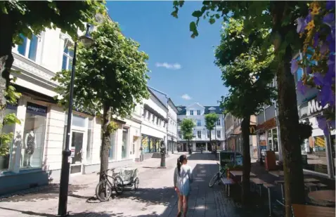  ?? FOTO: TARALD REINHOLT AAS ?? STILLE SENTRUM: I Arendal skal det fortsat vaere stengte butikker på søndager.