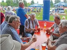  ??  ?? Die Honoratior­en des SV Thierhaupt­en, die sich jeden Sonntag zum Frühschopp­en und Schafkopfs­pielen treffen, waren von dem Gewusel auf der Adalbert Mayr Sport anlage völlig unbeeindru­ckt.