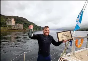  ??  ?? Ross Edgley, 33 ans, a nagé 157 jours pour faire le tour de la Grande-Bretagne.