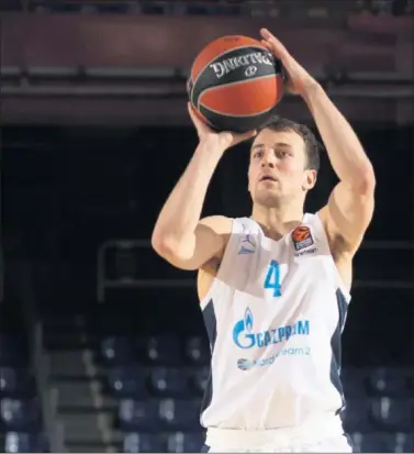  ??  ?? Kevin Pangos, base del Zenit, lanza durante el primer partido de cuartos ante el Barça en el Palau.