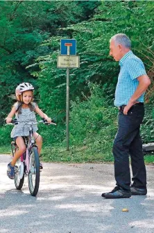  ?? FOTO: BECKER&BREDEL ?? Das geht, wenn keiner vorbeirast: Wolfgang Altpeter und Enkelin Sophie Köster üben Radeln auf dem Weg von Bischmishe­im nach Fechingen.