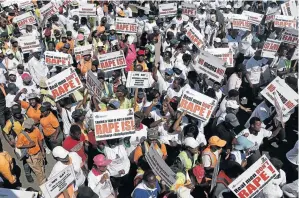  ?? / SANDILE NDLOVU ?? People show their disgust at the rape of women by taxi gangs in a protest outside Southgate mall on March 30.