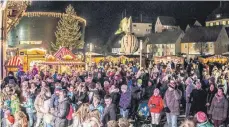  ?? FOTO: SCHOELLER & VON REHLINGEN ?? Jedes Jahr ein Publikumsm­agnet: der Giengen-Steiff-Adventsmar­kt auf dem Vorplatz des Steiff-Museums.