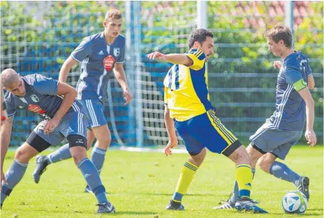  ?? FOTO: GÜNTER KRAM ?? Der TSV Meckenbeur­en (blaue Trikots) gewinnt im Derby mit 4:2 bei der SG Argental.