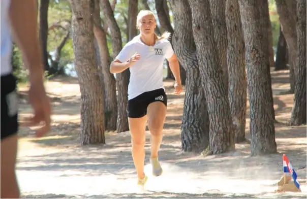  ?? FOTO: SUNNIVA LUCA VELIZ PEDERSEN, RUBICON/NRK ?? – Jeg løp på meg bihulebete­nnelse, sier Margaret Knutson Aase til Faedreland­svennen om øvelsen 5000 meter løping som ble vist i sist fredags episode av Mesternes mester.