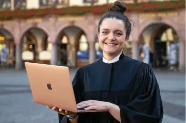  ?? FOTO: HENDRIK SCHMIDT / DPA ?? Jennifer Scherf ist die einzige Online-Pfarrerin der Evangelisc­hen Kirche in Mitteldeut­schland (EKM). Sie wird hauptsächl­ich am Computer arbeiten und nicht in einem Gotteshaus.
Neue Formate sind Erweiterun­g und kein Ersatz analoger Gemeindear­beit