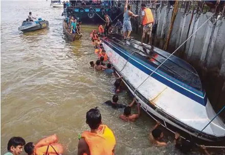  ?? [ FOTO EPA-EFE ] ?? Penyelamat menjalanka­n usaha mencari mangsa bot karam di Tanjong Selor, Kalimantan Utara, semalam.