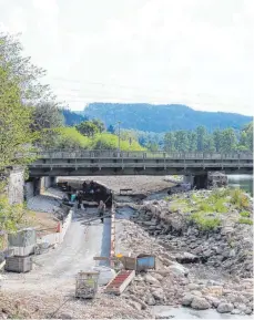  ?? FOTO: JUTTA FREUDIG ?? Eine Unterführu­ng entsteht derzeit in der Donau unterhalb der beiden Brücken der Güterbahnh­ofstraße und der Bahnlinie.