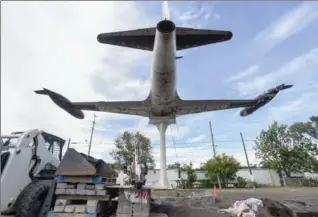  ?? GARY YOKOYAMA, THE HAMILTON SPECTATOR ?? The CT-133 “Silver Star” Jet Trainer on the pedestal beside the Hamilton Air Force Associatio­n building in Dundas.