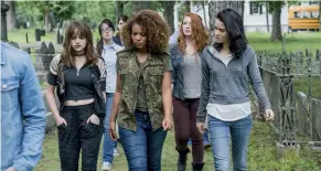  ??  ?? Jaz Sinclair (Mitte), war letztens in „Chilling Adventures Of Sabrina“zu sehen, während Julia Goldani Telles (Rechts) im „Gilmore Girls“-Revival auftauchte