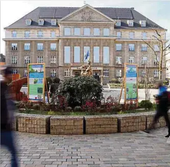  ?? Foto: Marc Wilwert ?? Der Rathauspla­tz wirkt seit einigen Tagen wie eine Grünoase mitten in der Stadt.