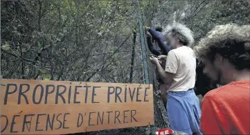  ??  ?? Sur la quarantain­e de personnes présentes, une vingtaine sont restées à l’écart, les autres ont pénétré sur le chemin de la discorde. (Photo Jean-François Ottonello)