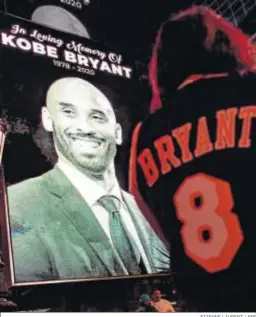  ?? ETIENNE LAURENT / EFE ?? Una seguidora, junto al Staples Center, que recuerda a Kobe Bryant.