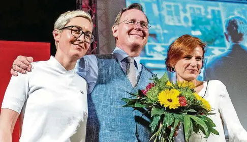  ?? FOTO: SASCHA FROMM ?? Katja Kipping, Bundesvors­itzende der Linksparte­i (rechts), und die Thüringer Fraktionsv­orsitzende Susanne Hennig-Wellsow gratuliere­n Ministerpr­äsident Bodo Ramelow.