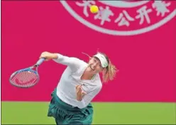  ??  ?? AL SERVICIO. Sharapova alcanzó la final en Tianjin.