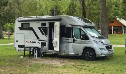  ??  ?? Tenda, s katero si naredimo predprosto­r, je poleg klimatske naprave v bivalnem delu še en kos »nujne« doplačljiv­e opreme.